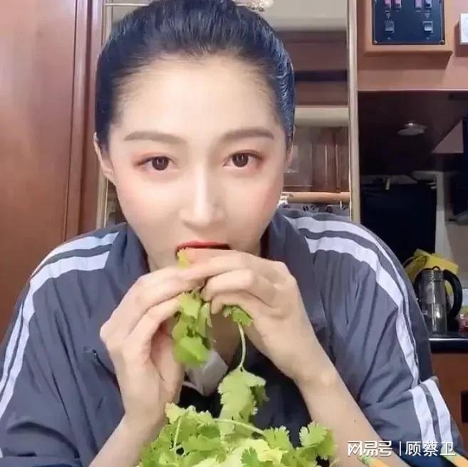 关晓彤戴假发出席华表奖红毯！脸部肿胀得厉害被网友喊话少喝酒(图7)