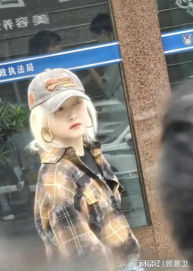 关晓彤戴假发出席华表奖红毯！脸部肿胀得厉害被网友喊话少喝酒(图1)