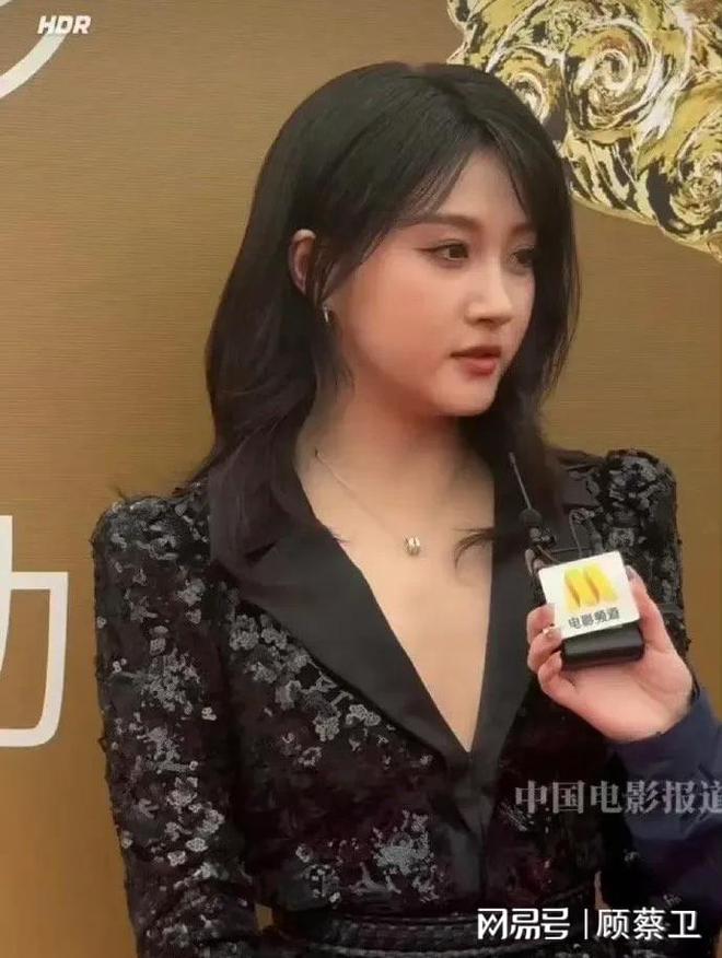 关晓彤戴假发出席华表奖红毯！脸部肿胀得厉害被网友喊话少喝酒(图3)