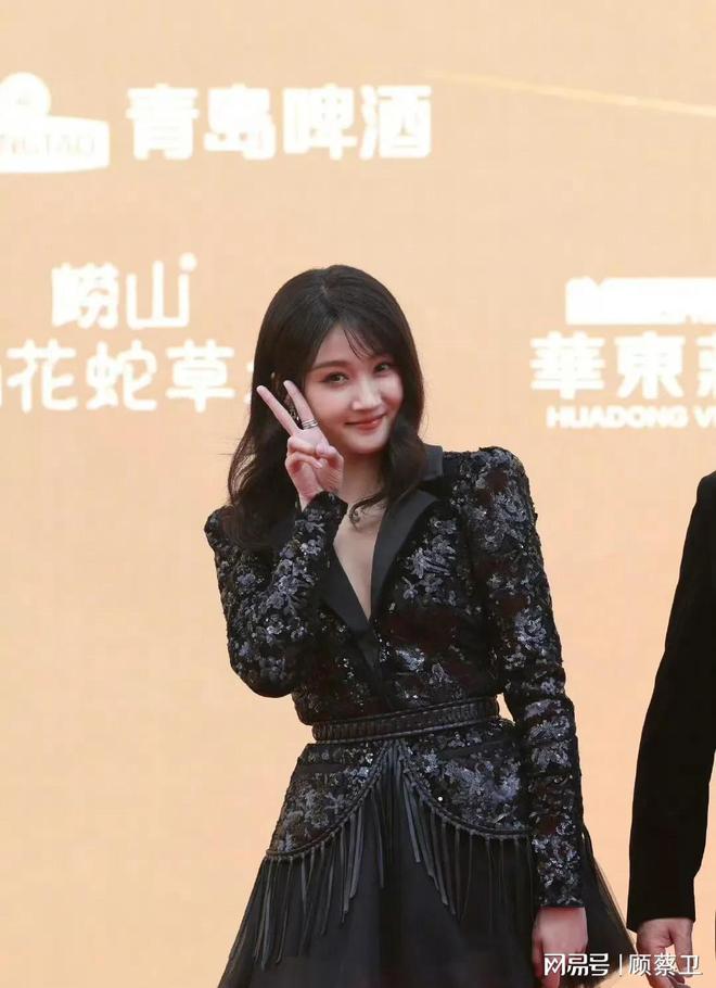 关晓彤戴假发出席华表奖红毯！脸部肿胀得厉害被网友喊话少喝酒(图4)