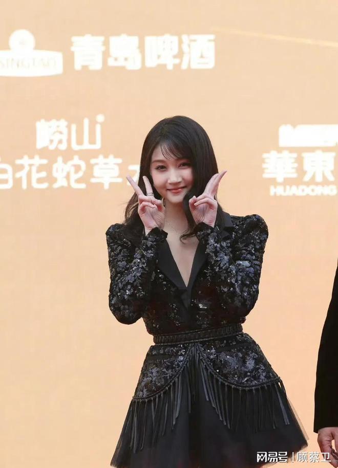 关晓彤戴假发出席华表奖红毯！脸部肿胀得厉害被网友喊话少喝酒(图5)