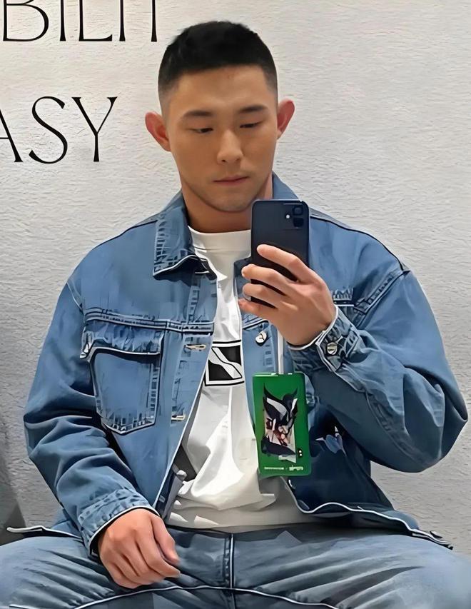 男生“两边铲”发型怎么剪更好看？试试这3款造型很硬朗帅气！(图2)