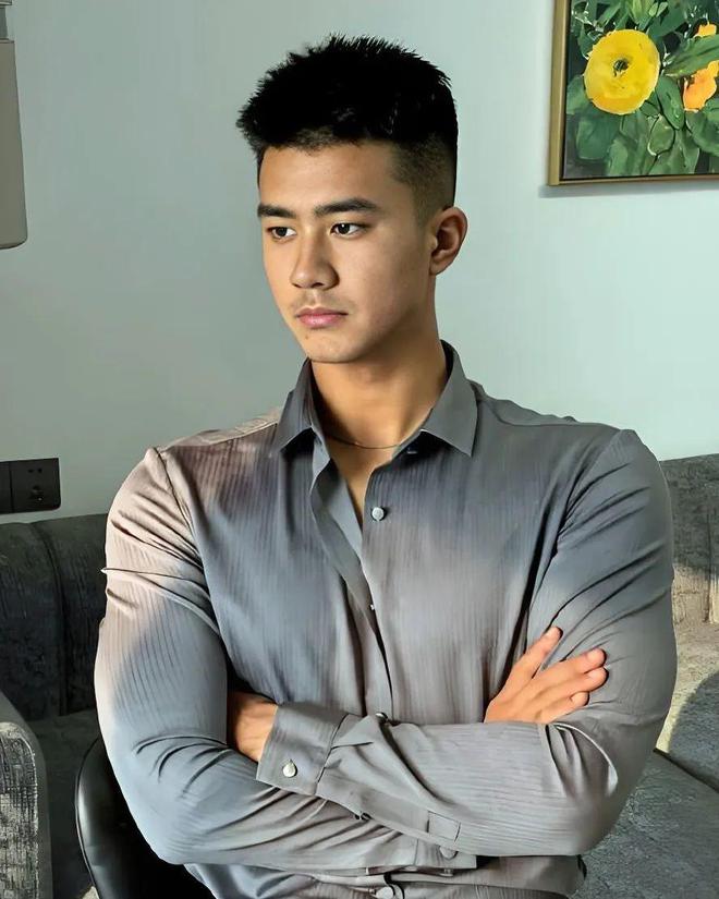 男生“两边铲”发型怎么剪更好看？试试这3款造型很硬朗帅气！(图3)