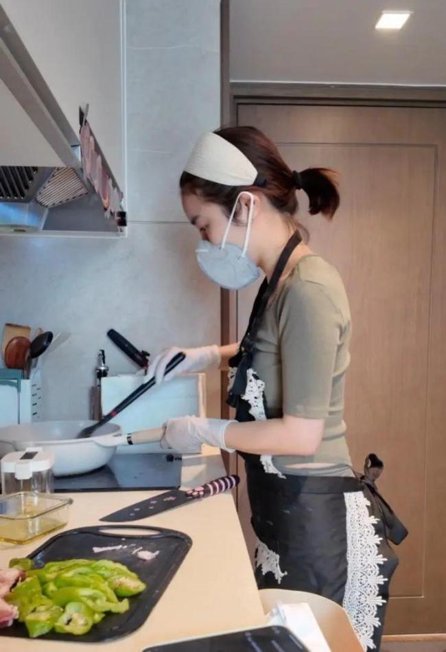 Emc易倍体育：上门做饭月薪近2万女子发微博日接6单引发热议(图3)