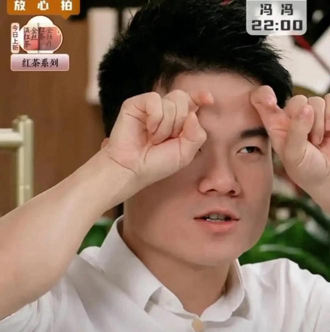 董宇辉在杭州助农直播时额头上再一次出现了明显的“伏羲骨”(图2)