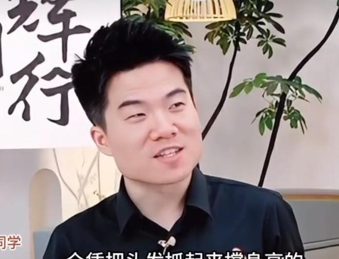 董宇辉在杭州助农直播时额头上再一次出现了明显的“伏羲骨”(图5)