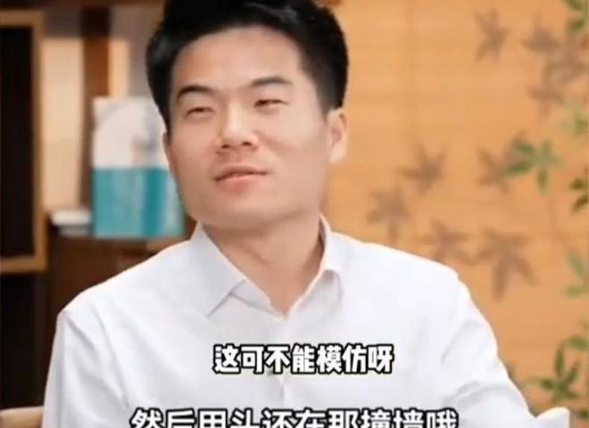 董宇辉在杭州助农直播时额头上再一次出现了明显的“伏羲骨”(图7)