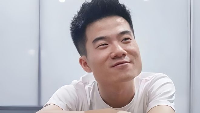 董宇辉在杭州助农直播时额头上再一次出现了明显的“伏羲骨”(图8)
