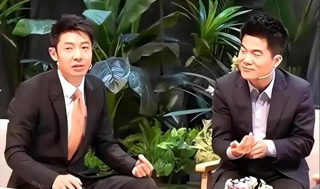 董宇辉在杭州助农直播时额头上再一次出现了明显的“伏羲骨”(图9)
