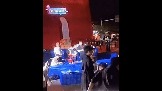 董宇辉在杭州助农直播时额头上再一次出现了明显的“伏羲骨”(图12)