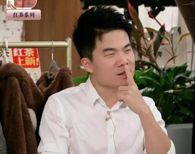 董宇辉在杭州助农直播时额头上再一次出现了明显的“伏羲骨”(图13)
