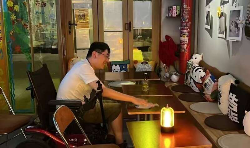 30平米的无障碍酒吧里我们将偏见折叠又摊开(图5)