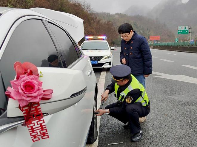 接亲车辆爆胎贵州交通执法人员出马解围(图2)