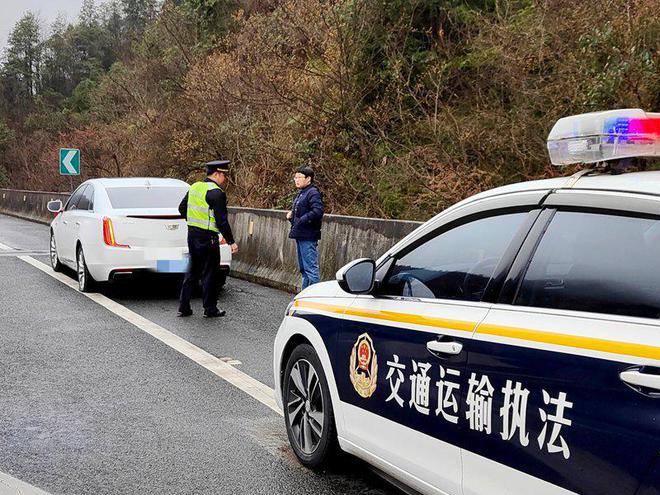 接亲车辆爆胎贵州交通执法人员出马解围(图1)