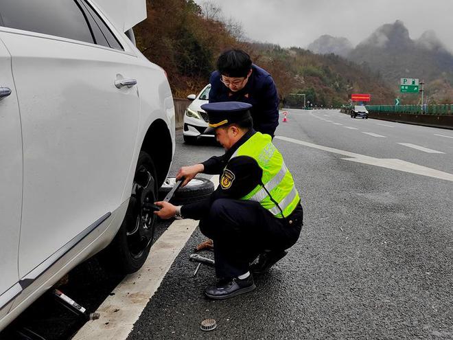 接亲车辆爆胎贵州交通执法人员出马解围(图3)