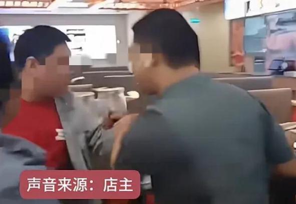 易倍体育网站：天津烧烤店最丑陋的一幕曝光揭露了专坑老实人的病态群体(图2)