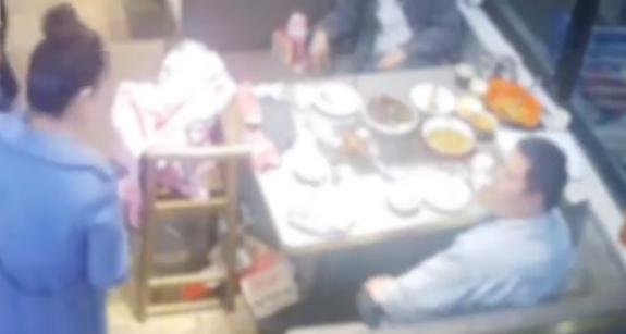 易倍体育网站：天津烧烤店最丑陋的一幕曝光揭露了专坑老实人的病态群体(图7)