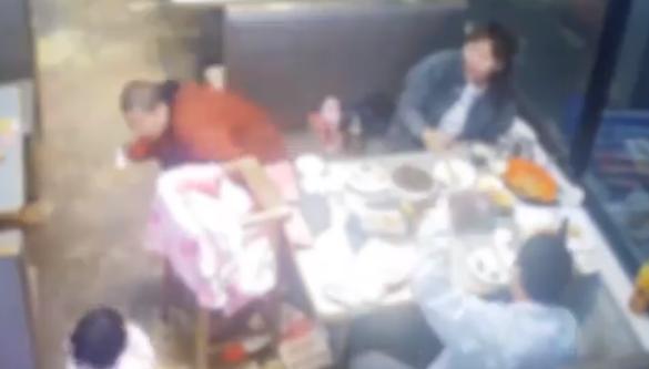 易倍体育网站：天津烧烤店最丑陋的一幕曝光揭露了专坑老实人的病态群体(图12)