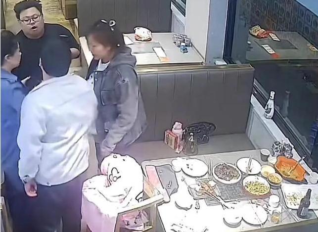 易倍体育网站：天津烧烤店最丑陋的一幕曝光揭露了专坑老实人的病态群体(图10)