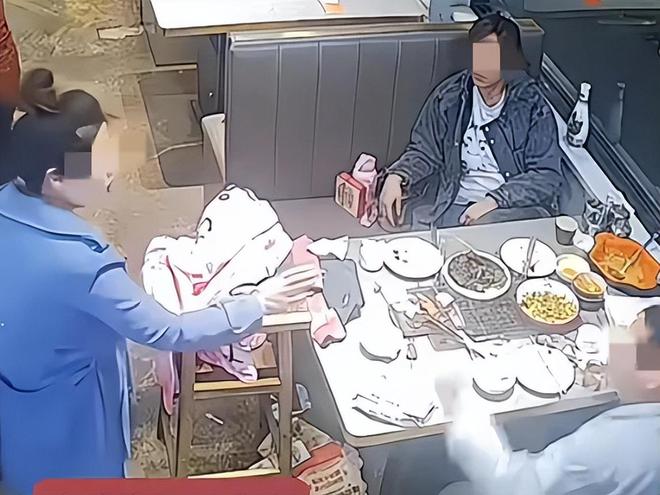 易倍体育网站：天津烧烤店最丑陋的一幕曝光揭露了专坑老实人的病态群体(图11)