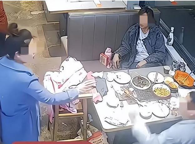 易倍体育网站：天津烧烤店最丑陋的一幕曝光揭露了专坑老实人的病态群体(图14)