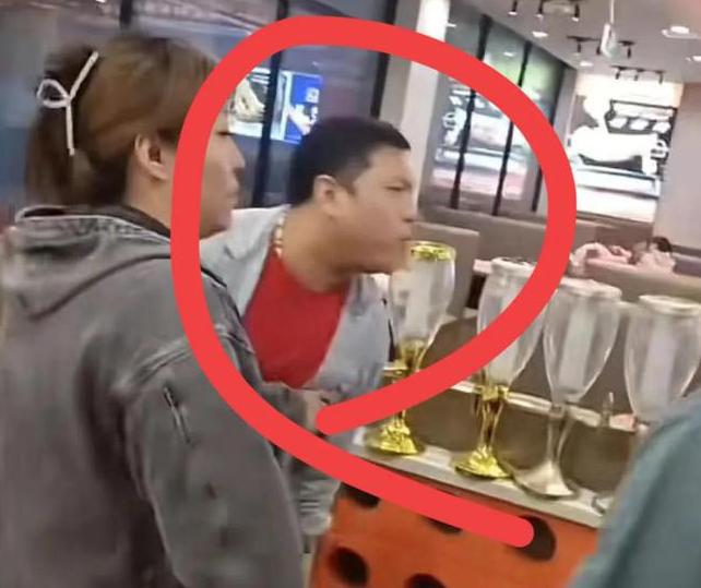易倍体育网站：天津烧烤店最丑陋的一幕曝光揭露了专坑老实人的病态群体(图13)