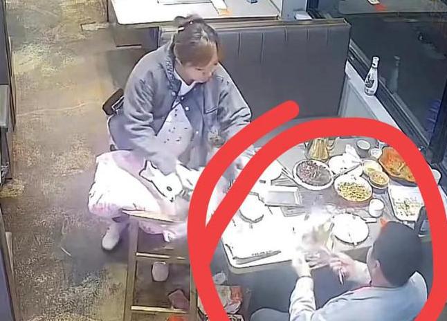 易倍体育网站：天津烧烤店最丑陋的一幕曝光揭露了专坑老实人的病态群体(图16)
