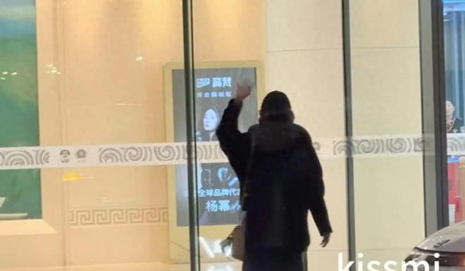 杨幂真实素颜曝光！凌晨出现在机场发顶稀疏瘪嘴凹脸干瘪无力(图1)