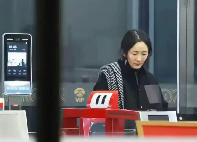 杨幂真实素颜曝光！凌晨出现在机场发顶稀疏瘪嘴凹脸干瘪无力(图6)