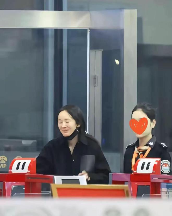 杨幂真实素颜曝光！凌晨出现在机场发顶稀疏瘪嘴凹脸干瘪无力(图8)