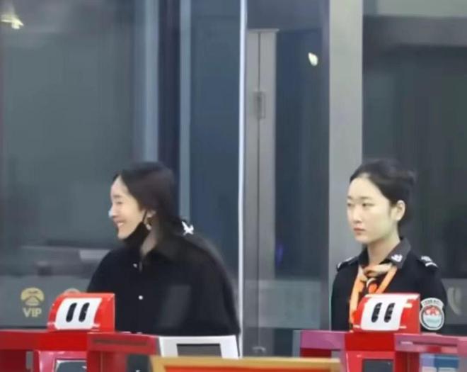 杨幂真实素颜曝光！凌晨出现在机场发顶稀疏瘪嘴凹脸干瘪无力(图7)