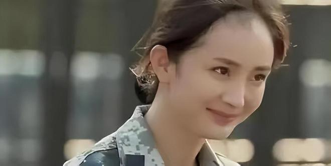 杨幂真实素颜曝光！凌晨出现在机场发顶稀疏瘪嘴凹脸干瘪无力(图11)