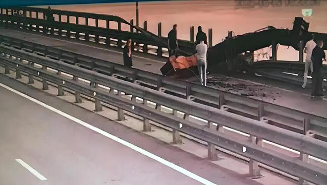 俄称逮捕一名乌特工全球首例无人潜艇突袭！乌为何要冒险行动？(图2)