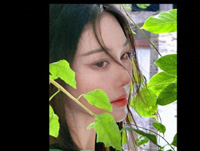 Emc易倍体育：张馨予长衫亮相一袭乌黑秀发女人味十足！(图1)