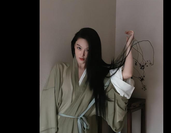 Emc易倍体育：张馨予长衫亮相一袭乌黑秀发女人味十足！(图2)