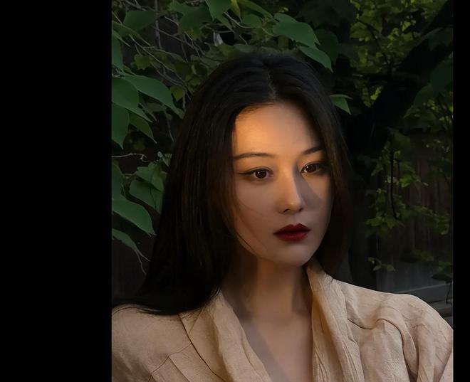 Emc易倍体育：张馨予长衫亮相一袭乌黑秀发女人味十足！(图3)