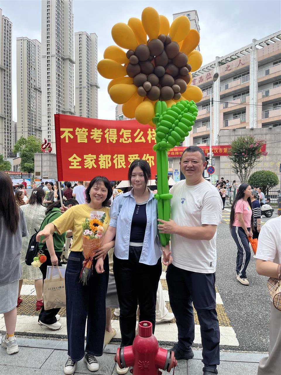 易倍体育网站：带萌宠来接考、巨型气球向日葵……湖北这届家长真会整活(图3)