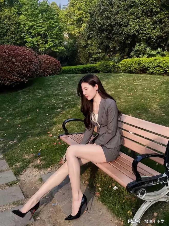 女生愿意跟你聊天愿意把自己聊天方式给你其实心里已经接受你(图2)