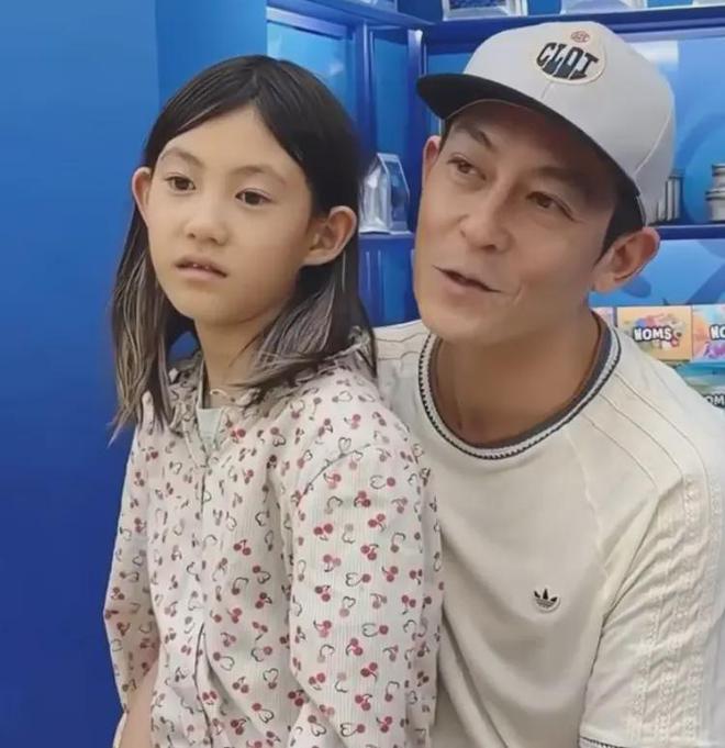 易倍体育网站：陈冠希带女儿Alaia开咖啡厅父女互动超温馨邀请周杰伦喝咖啡(图2)