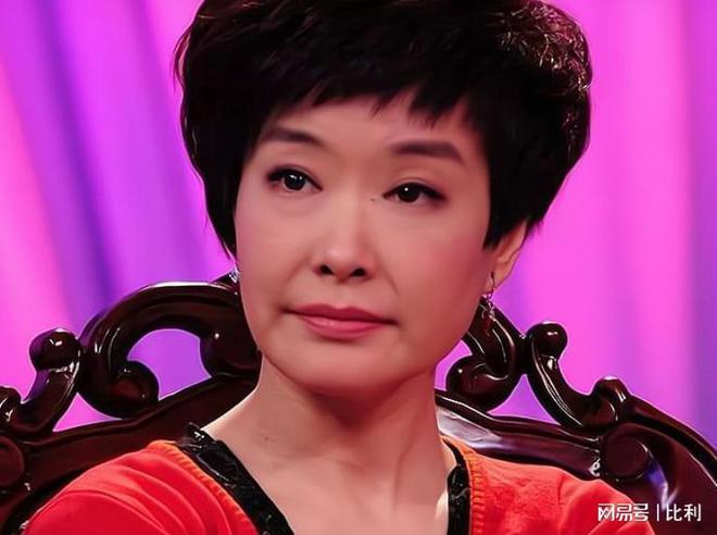 王雪纯：父亲是中央电视台台长自己是才女为何结婚30年无子女(图2)