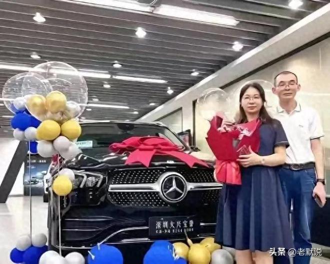 郑琴开始反击了！账号发多个谢浩男一手强调经常给儿子打钱(图1)