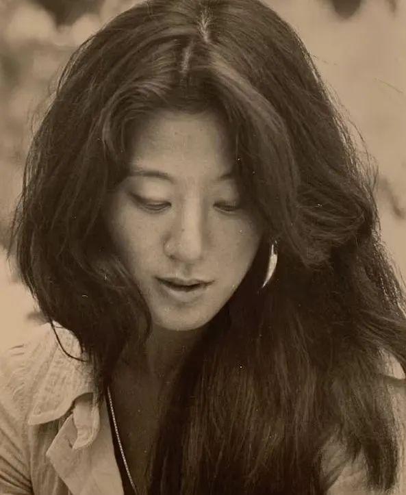 Emc易倍体育：75岁婚纱女王露真容结果被骂惨了……(图9)