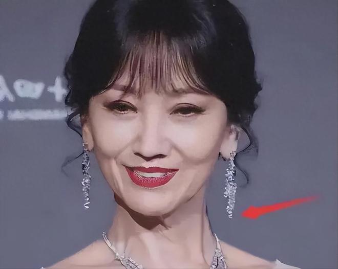 易倍体育网站：无滤镜后刘德华满脸褶苏有朋大姨相张雨绮“扭曲脸”忍不了(图1)