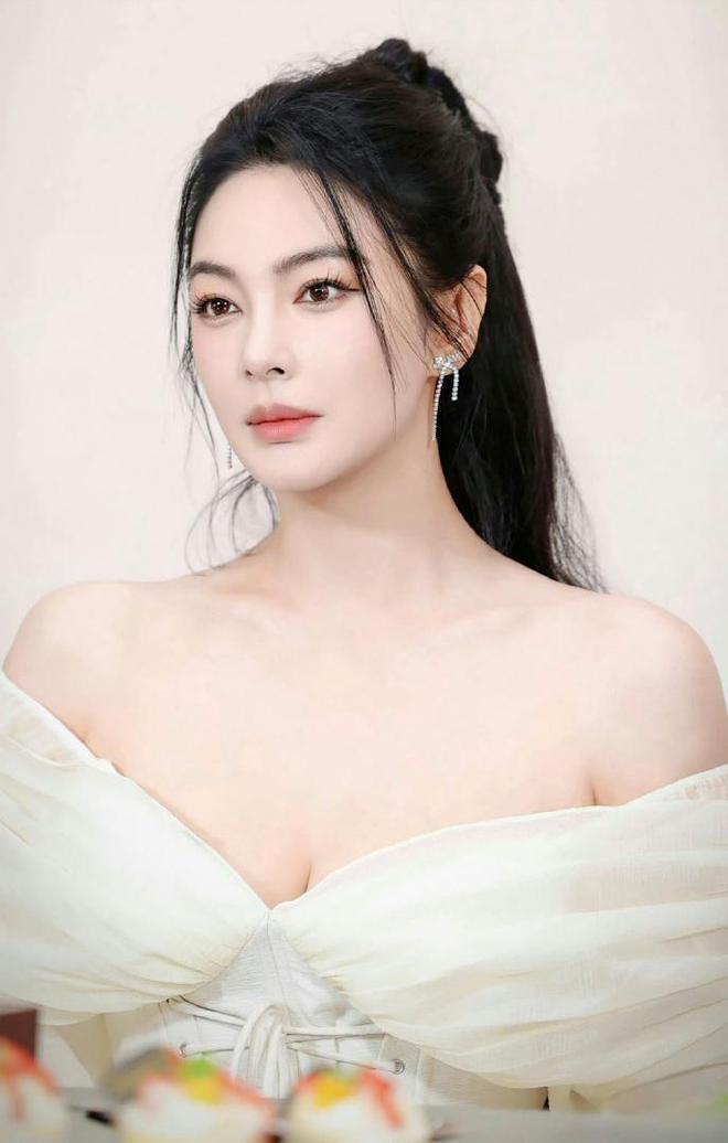 易倍体育网站：无滤镜后刘德华满脸褶苏有朋大姨相张雨绮“扭曲脸”忍不了(图7)