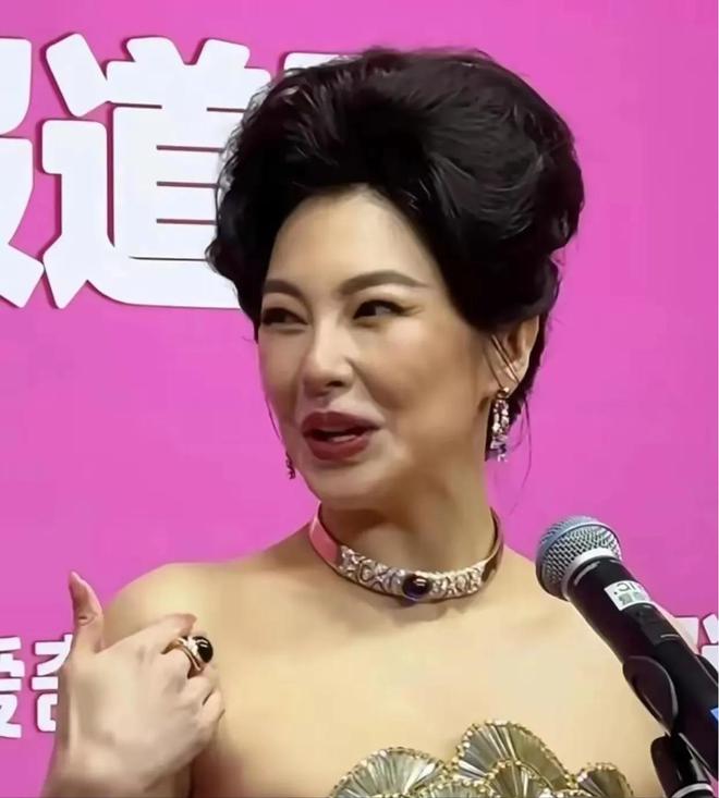 易倍体育网站：无滤镜后刘德华满脸褶苏有朋大姨相张雨绮“扭曲脸”忍不了(图10)