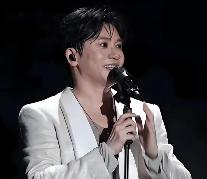 易倍体育网站：无滤镜后刘德华满脸褶苏有朋大姨相张雨绮“扭曲脸”忍不了(图17)