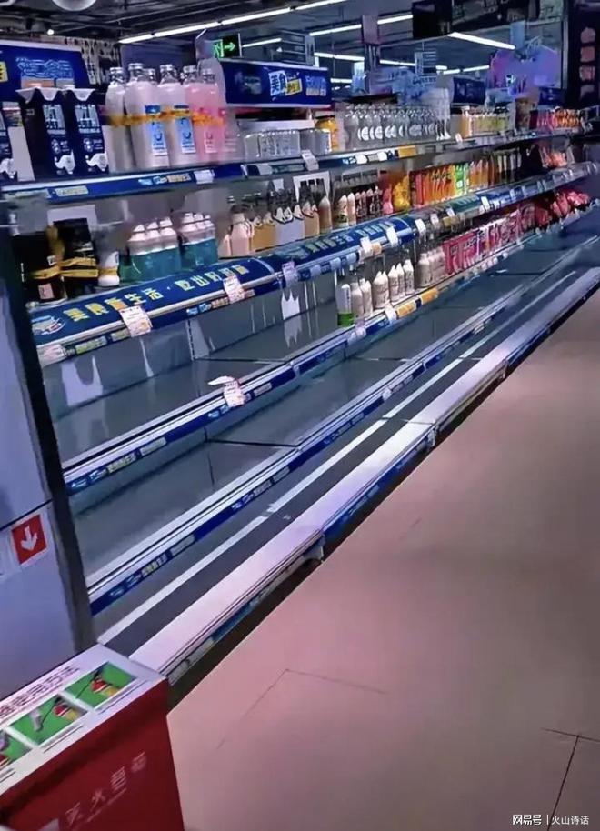 易倍体育网站：太难了！网传河源一超市8个月的工资没发多名员工聚集超市讨薪(图3)