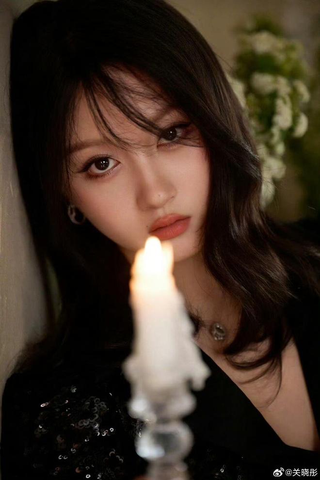 顶流生日事件后！关晓彤戴假发首露面秀大长腿新年代剧角色感人(图3)