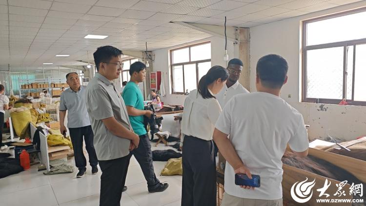 Emc易倍体育：加纳客商实地参观考山东鄄城人发产业合作前景广阔_国际新闻_大众网(图1)