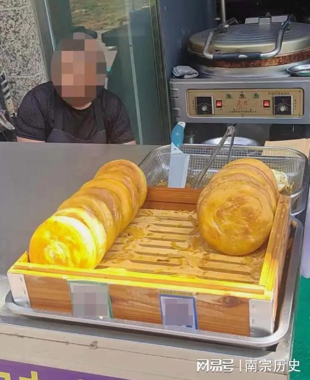 易倍体育网站：西安“换饼姐”后续小伙坚持不删介入老板作出回应(图3)